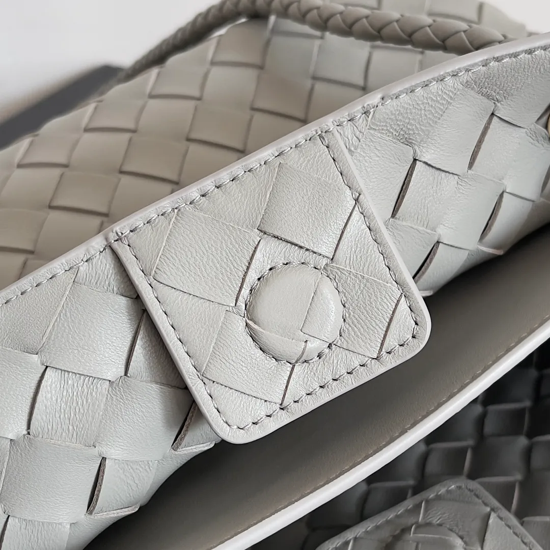 The 2023 new Andiamo batch of 1860 BV has been shipped‼ ️Really popular🔥The new Andiamo woven handbag launched by Bottega Veneta this season is really popular all over the world! ! Celebrities at home and abroad have worn it, and Oscar-winning actress Michelle Yeoh has taken it out on the street. Song Jia, Trai Yara, Yu Feihong, Sanji Ayaka, Rosie Hunting-Whiteley, Yoshioka Riho, etc. have all picked up this bag. It is classic and versatile, showing off its temperament, and the bag capacity is also large, which is very convenient for daily commuting! ! A variety of carrying methods, the shoulder straps can be adjusted by yourself, the original lambskin feels soft and delicate, and the neutral style is made to break gender boundaries and bring a more practical and longer-lasting use experience. Andiamo, which has both elegant and casual styles, perfectly interprets the true appearance of "fashionable old money style". Style number: 743568 Size: 25*22*10.5cm